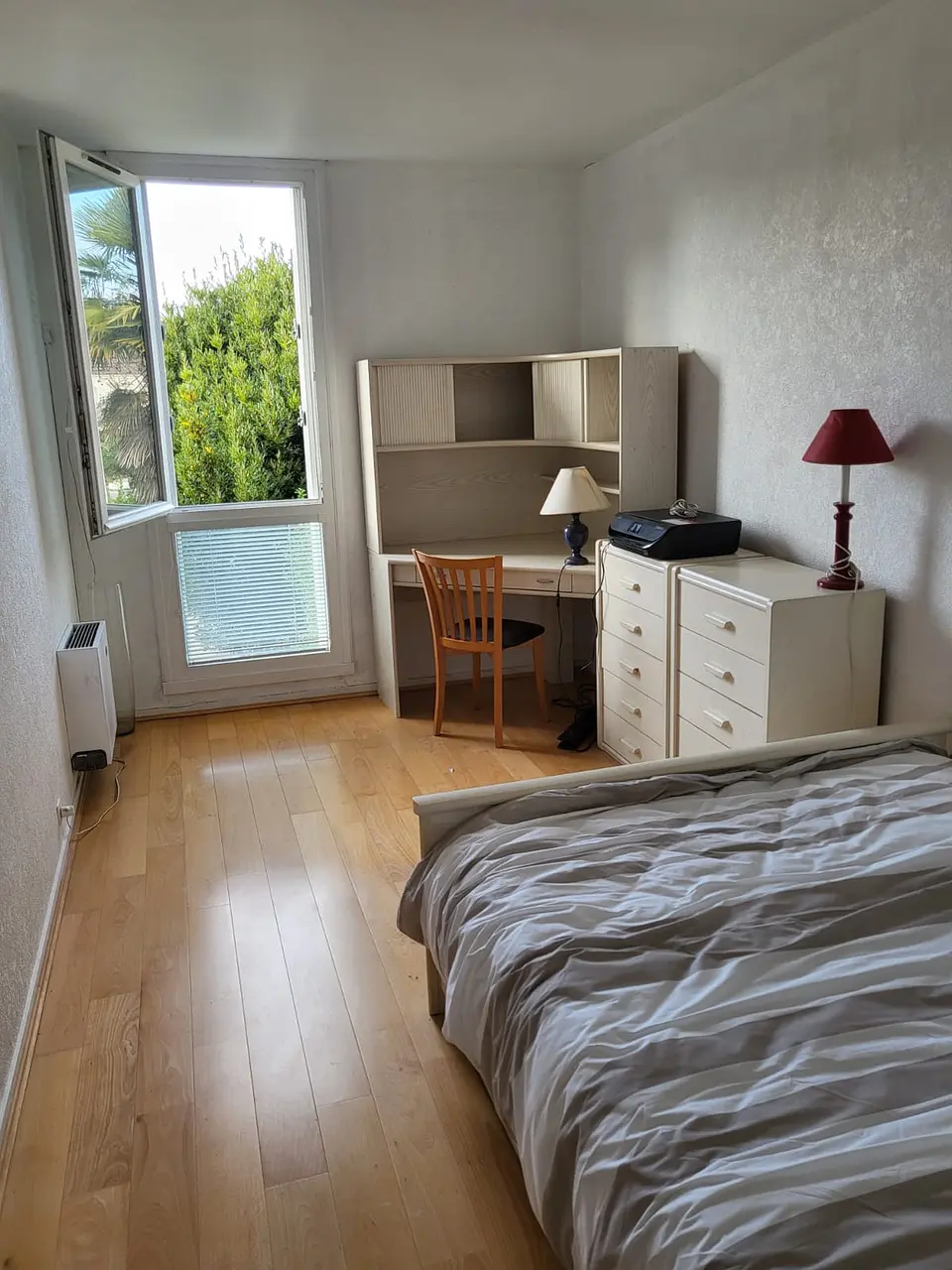 Chambre meublée de 12m2 à louer en colocation dans un appartement meuble de 90m2