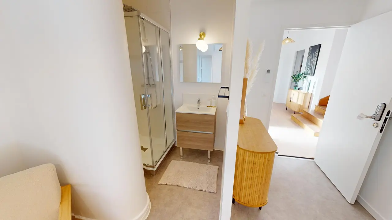 Colocation meublée de 426.7m2 - 681€ - Bron