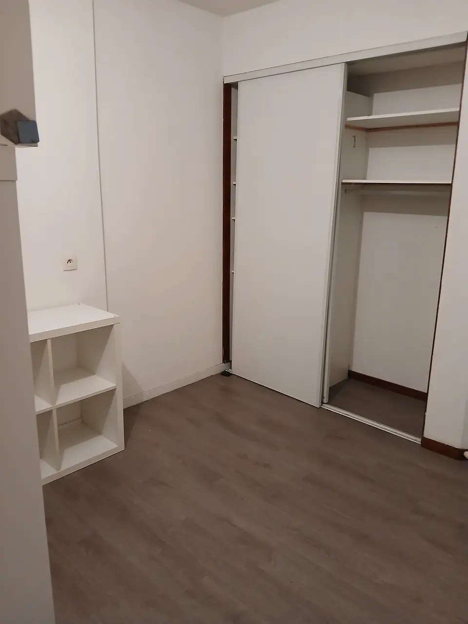 Chambre plus salle de bain et toilettes