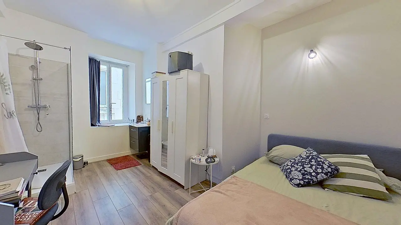 Colocation meublée de 161.4m2 - 470€ - Valence