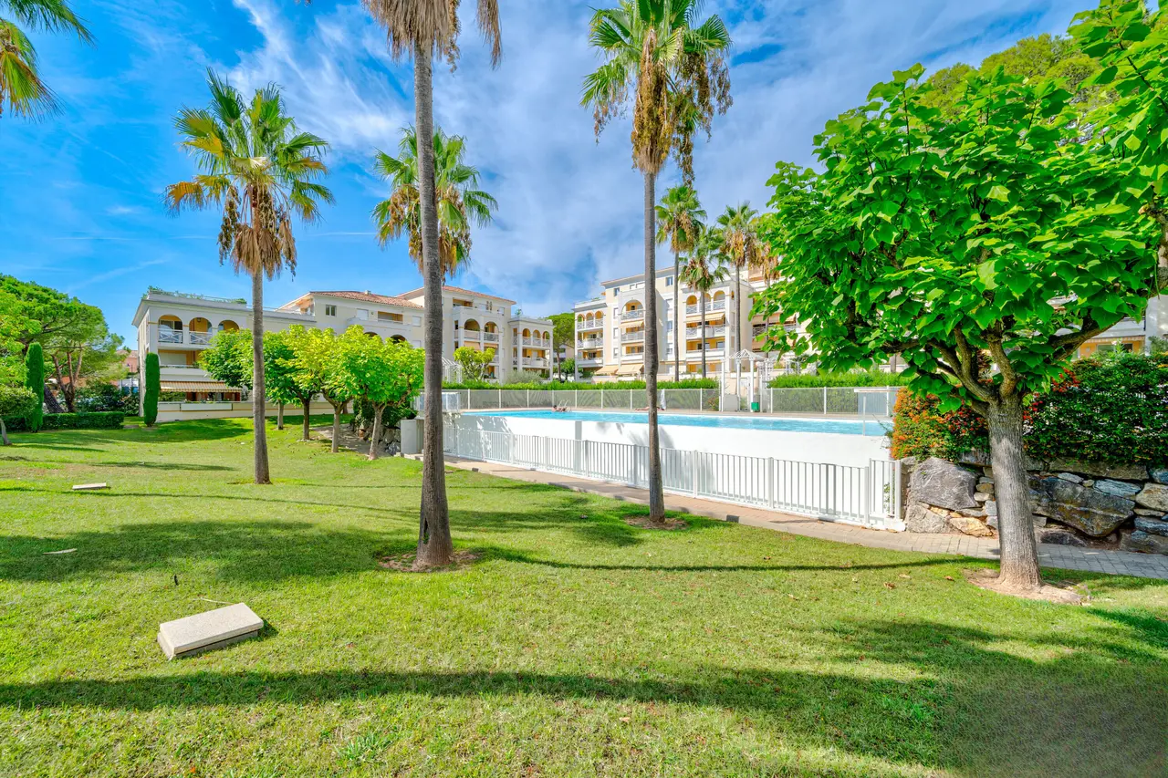 Appartement meublé de 27.0m2 - 726€ - Le Cannet