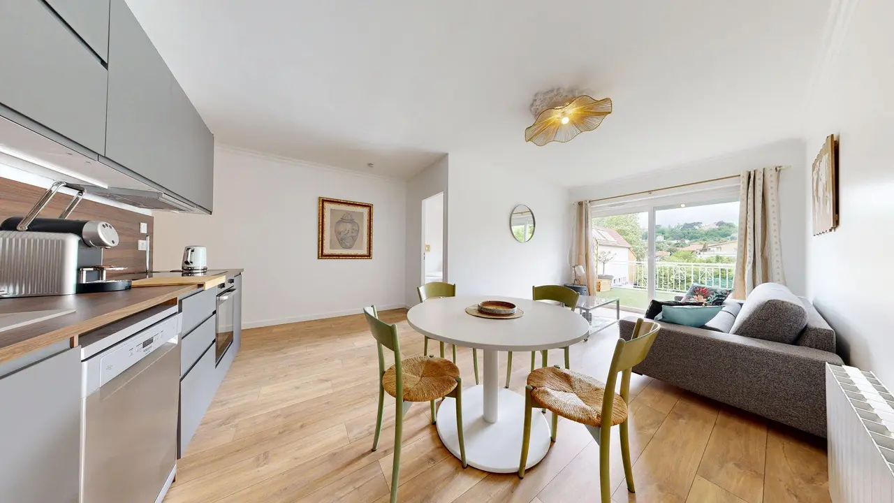 Appartement meublé de 90.57m2 - 1500€ - Saint-Genis-Laval