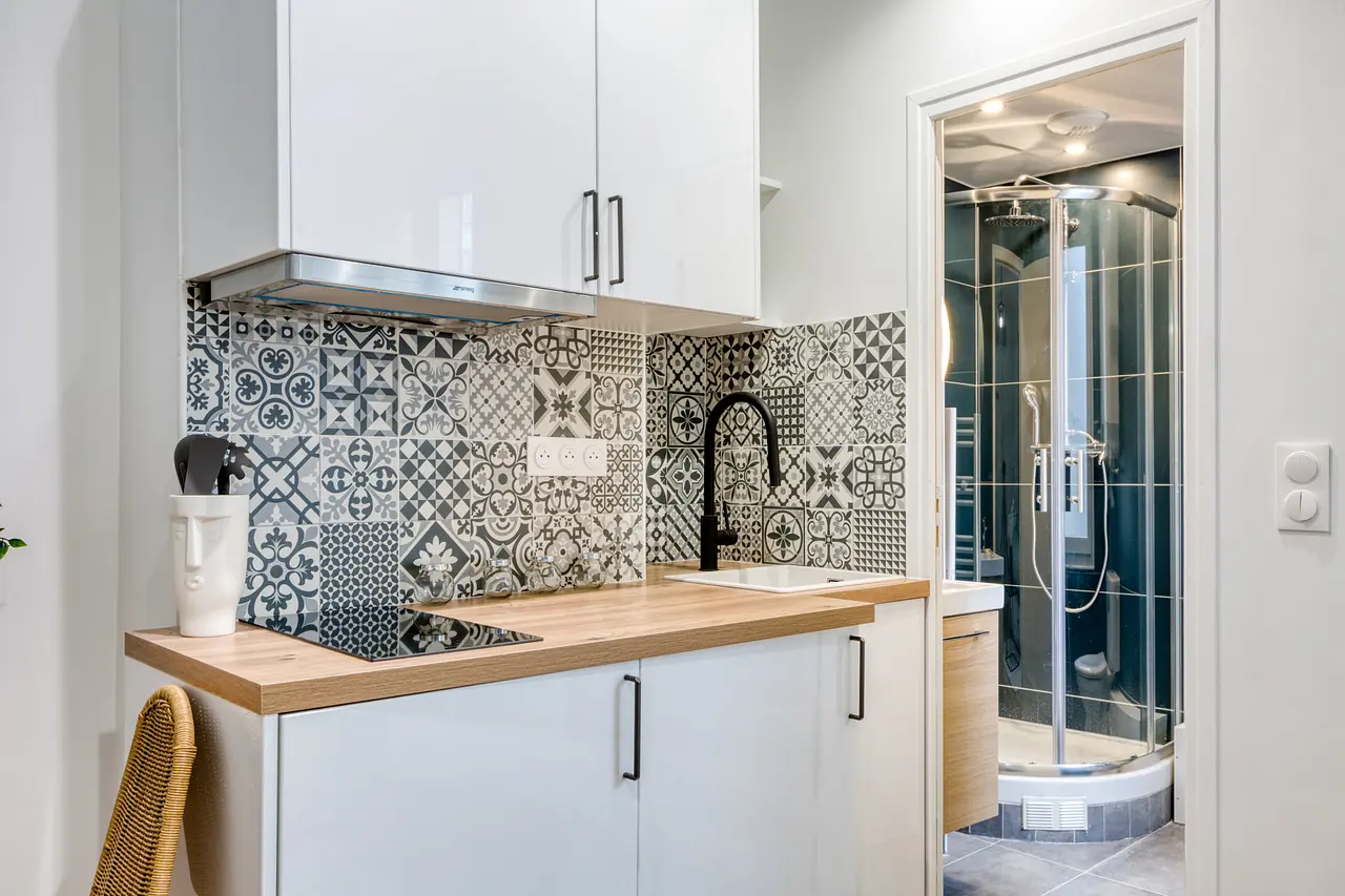 studio meublé bien équipé en bon état